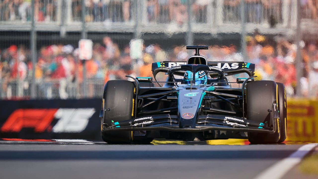 El piloto británico de Mercedes, George Russell, corre durante la sesión de clasificación para el Gran Premio de Canadá de Fórmula 1 de 2025.