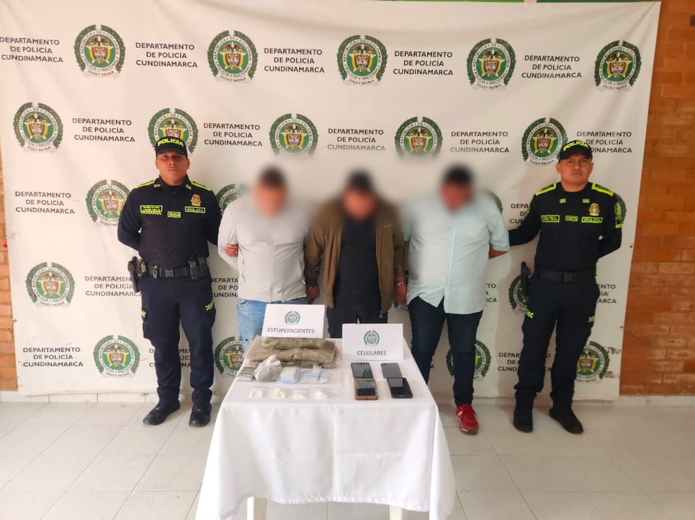 Presuntos integrantes de red de tráfico de explosivos.