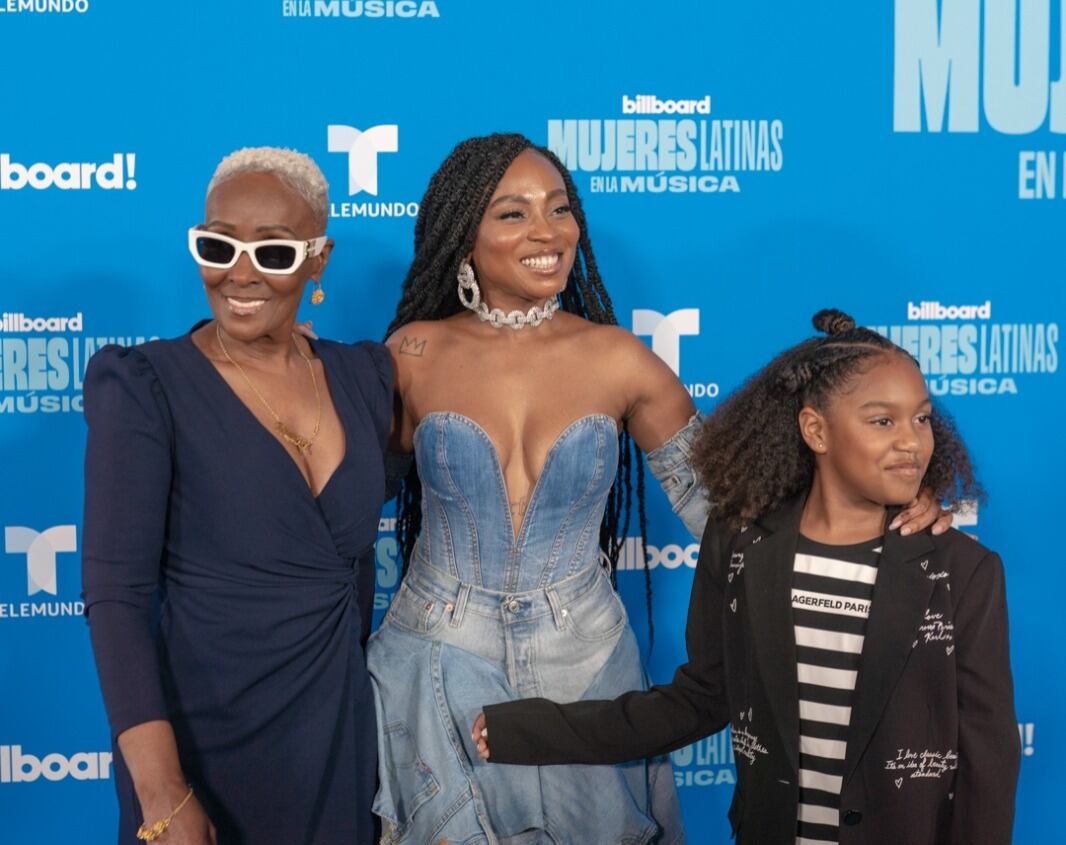 Goyo con su mamá y su hija en los Billboard