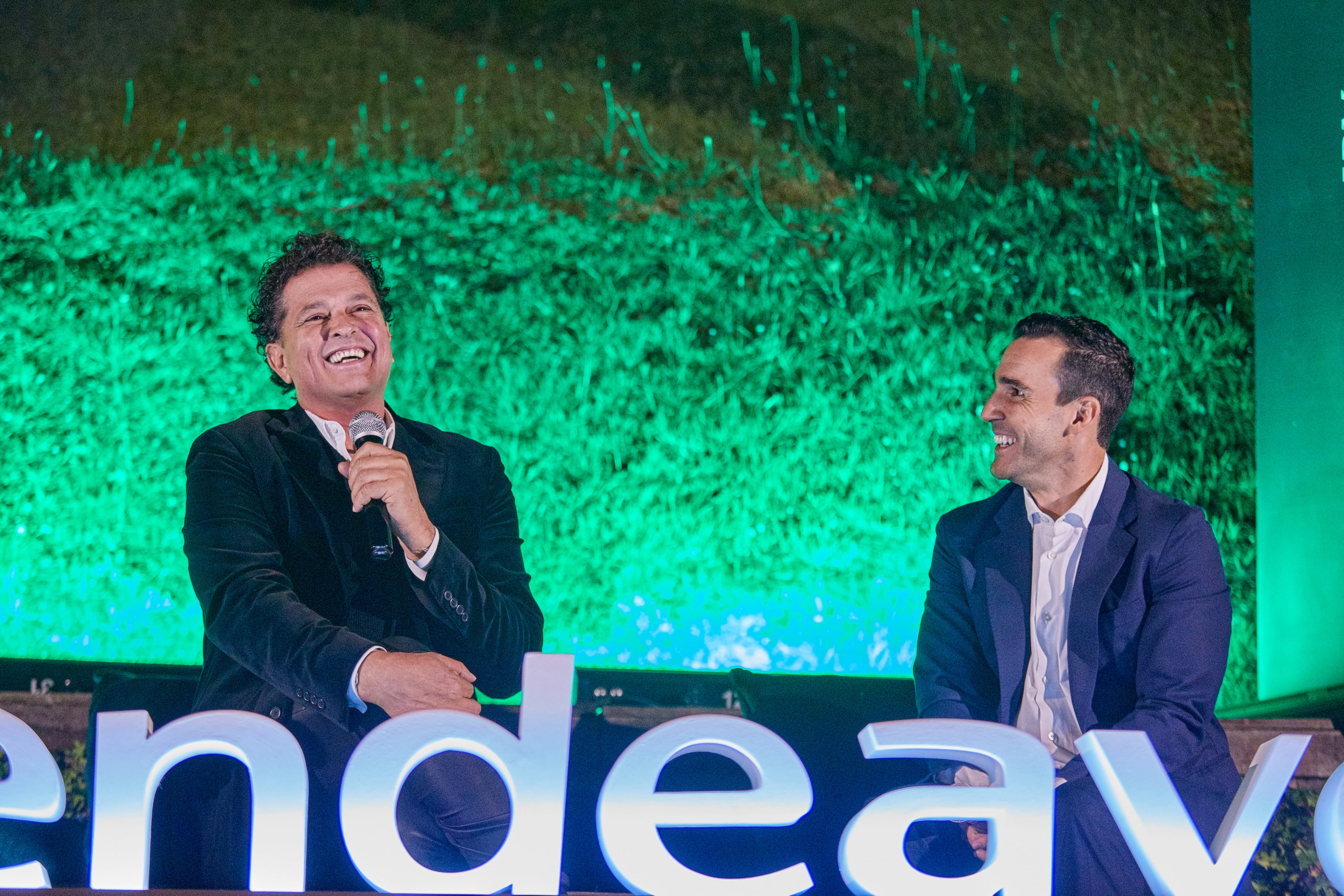 Carlos Vives y Simón Borrero, cofundador de Rappi, compartieron experiencias sobre liderazgo, identidad y toma de decisiones, en la Gala Endeavor 2025.