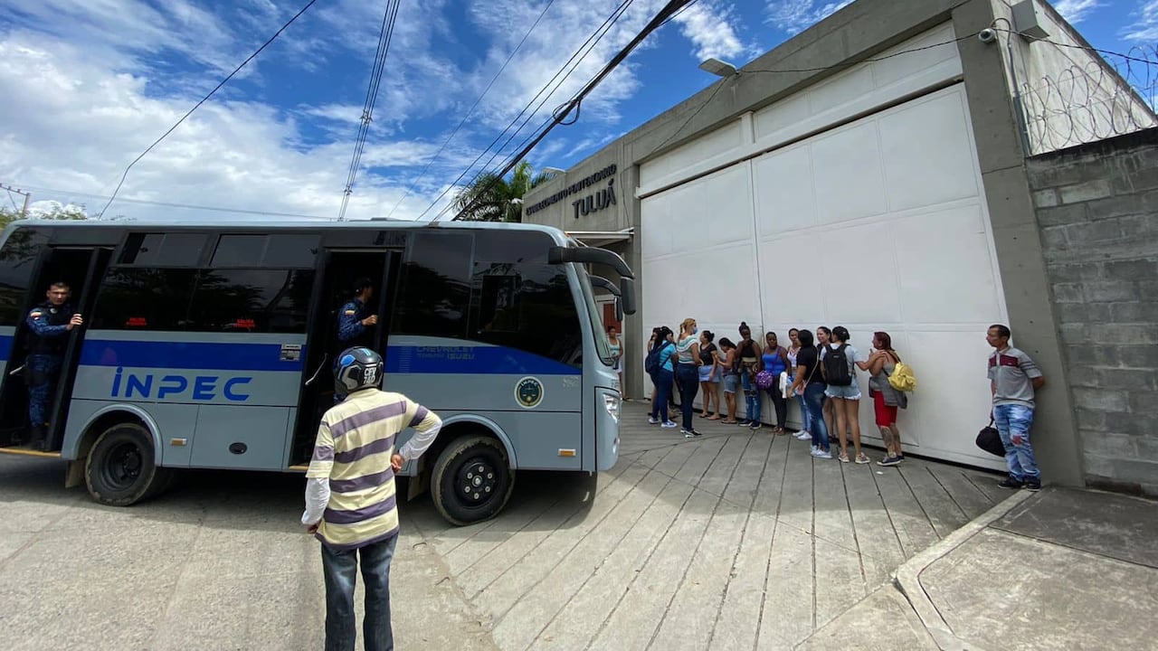 Tensión entre los familiares de los reclusos que salieron ilesos y que posiblemente serán trasladados