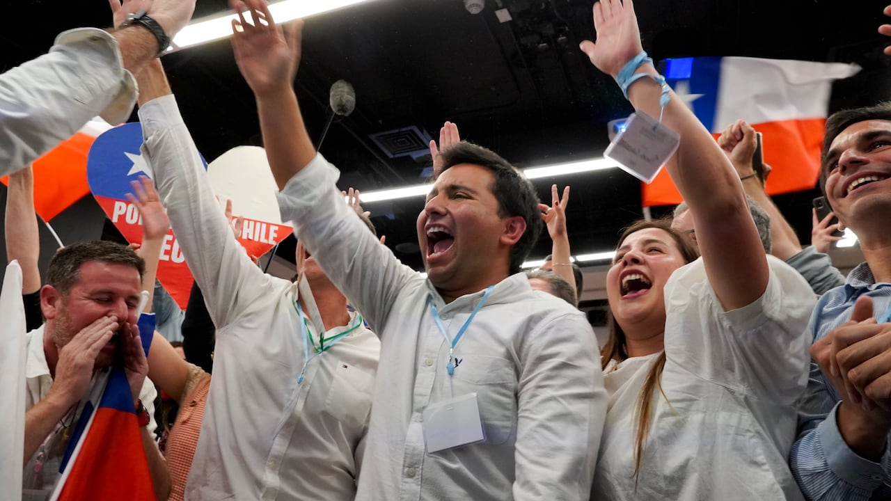 Los opositores a la nueva Constitución aplauden mientras escuchan los resultados parciales de un plebiscito sobre si la nueva Constitución reemplazará a la actual Carta Magna impuesta por una dictadura militar hace 41 años, en Santiago, Chile, el domingo 4 de septiembre de 2022. (AP Photo/Matias Basualdo)