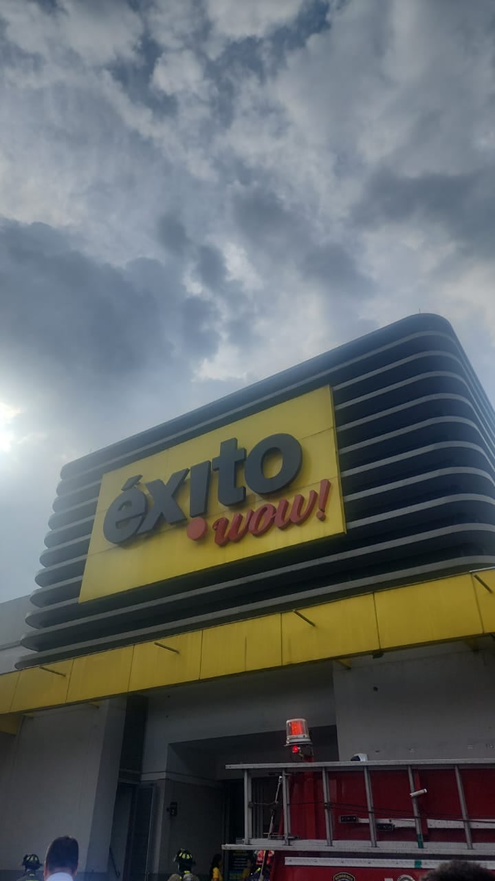 Connato de incendio en centro comercial Viva.