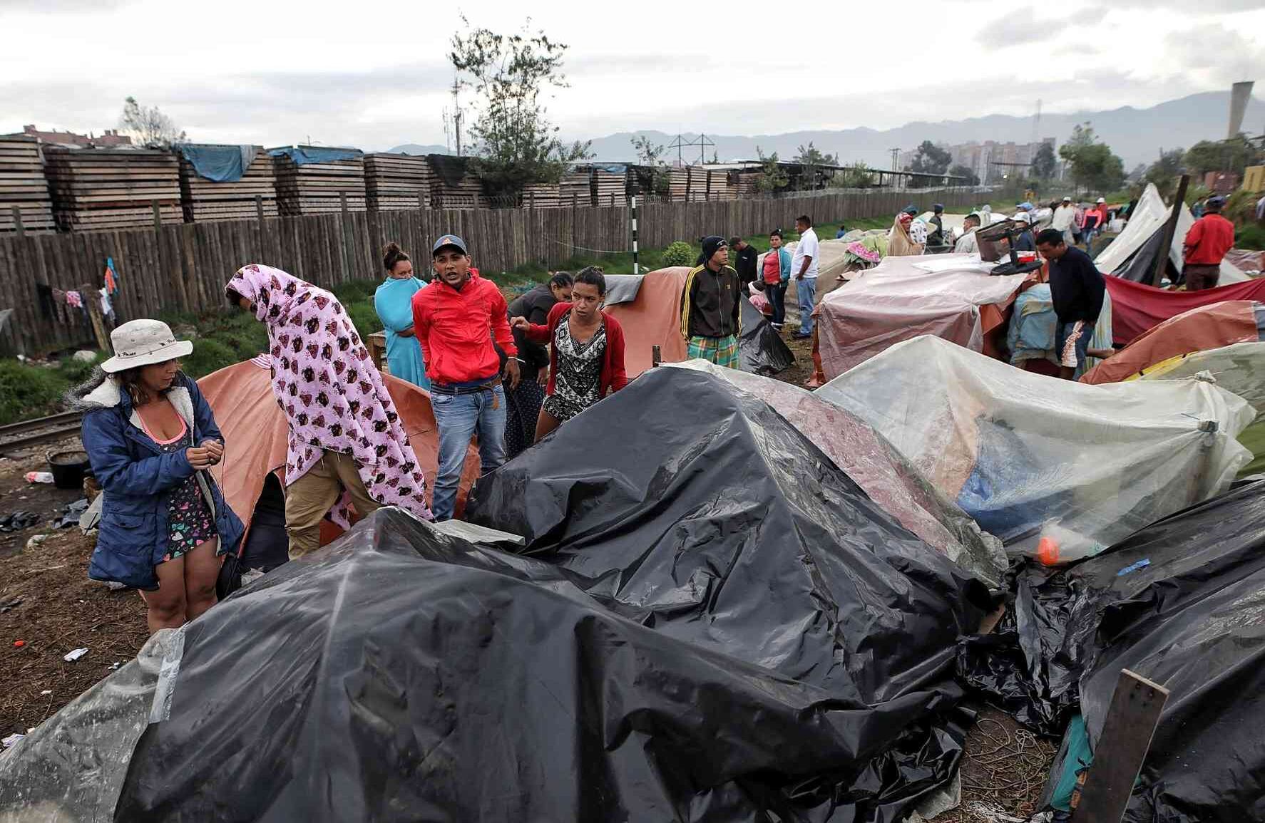El campamento surgió para trasladar a los cerca de 500 venezolanos que invadieron desde junio de 2018 un parque y sus alrededores en el sector de Fontibón, pues vivían en precarias condiciones que, de no controlarse, desatarían un caos social.
