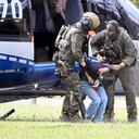 El presunto autor del ataque con cuchillo en Solingen es escoltado desde un helicóptero en Karlsruhe, Alemania, el domingo 25 de agosto de 2024.