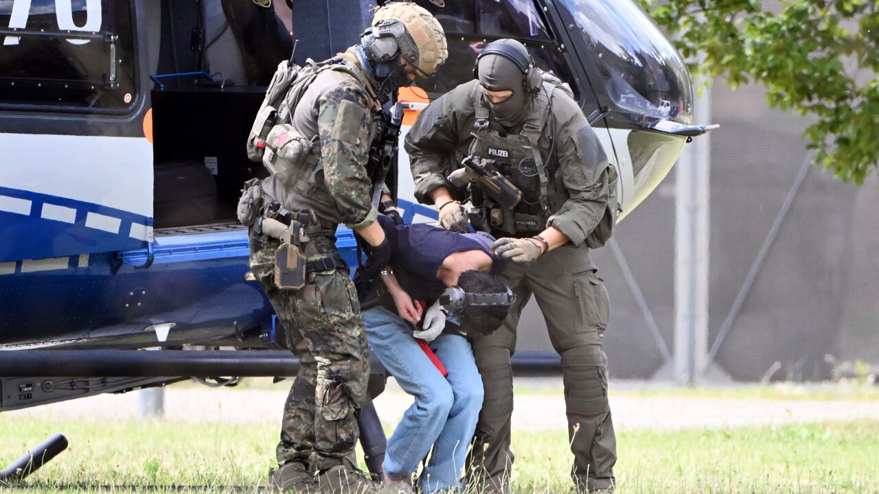 El presunto autor del ataque con cuchillo en Solingen es escoltado desde un helicóptero en Karlsruhe, Alemania, el domingo 25 de agosto de 2024.