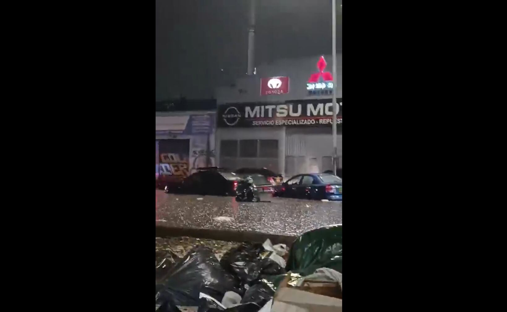 Un intenso aguacero paralizó la movilidad en Bogotá, con motos y autos varados.