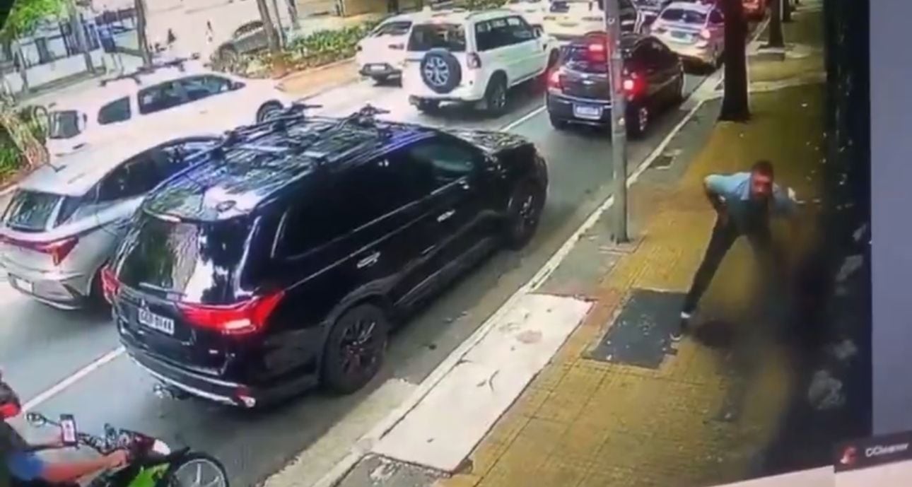 Un hombre se acerca a socorrer a la vicecónsul