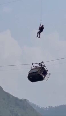 A unos 350 metros sobre el suelo,un teleférico que quedó suspendido con 6 niños y dos adultos a bordo, debido a la rotura de un cable.