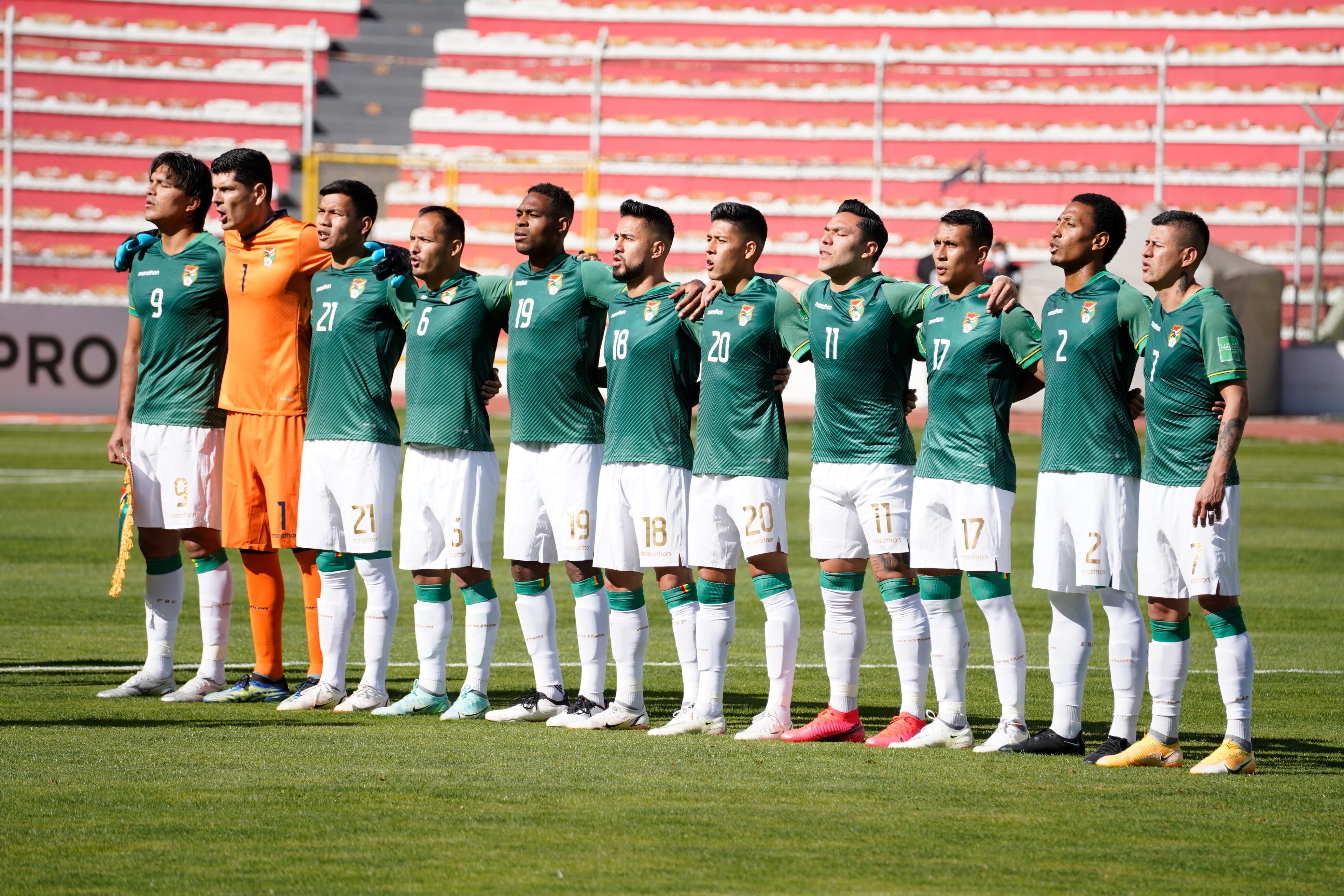 Jugadores de Bolivia durante el himno nacional antes de un partido entre Bolivia y Paraguay como parte de las Eliminatorias Sudamericanas para Qatar 2022 en el Estadio Hernando Siles el 14 de octubre de 2021 en Miraflores, Bolivia. (Foto de Javier Mamani/Getty Images)