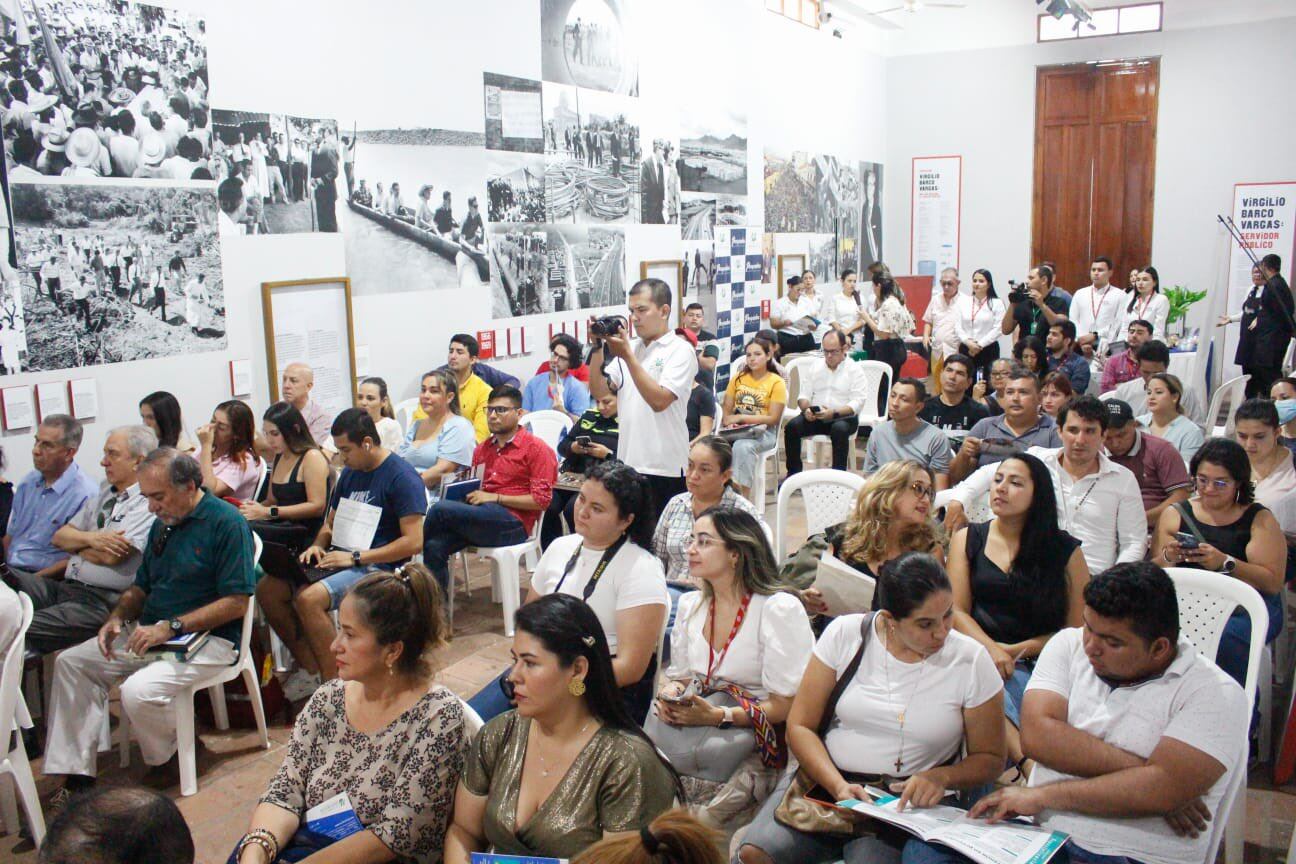 Se ofrecen 90 becas hasta el 80 %, en Gobierno y Asuntos Públicos, Gestión Pública y Alta Gerencia.