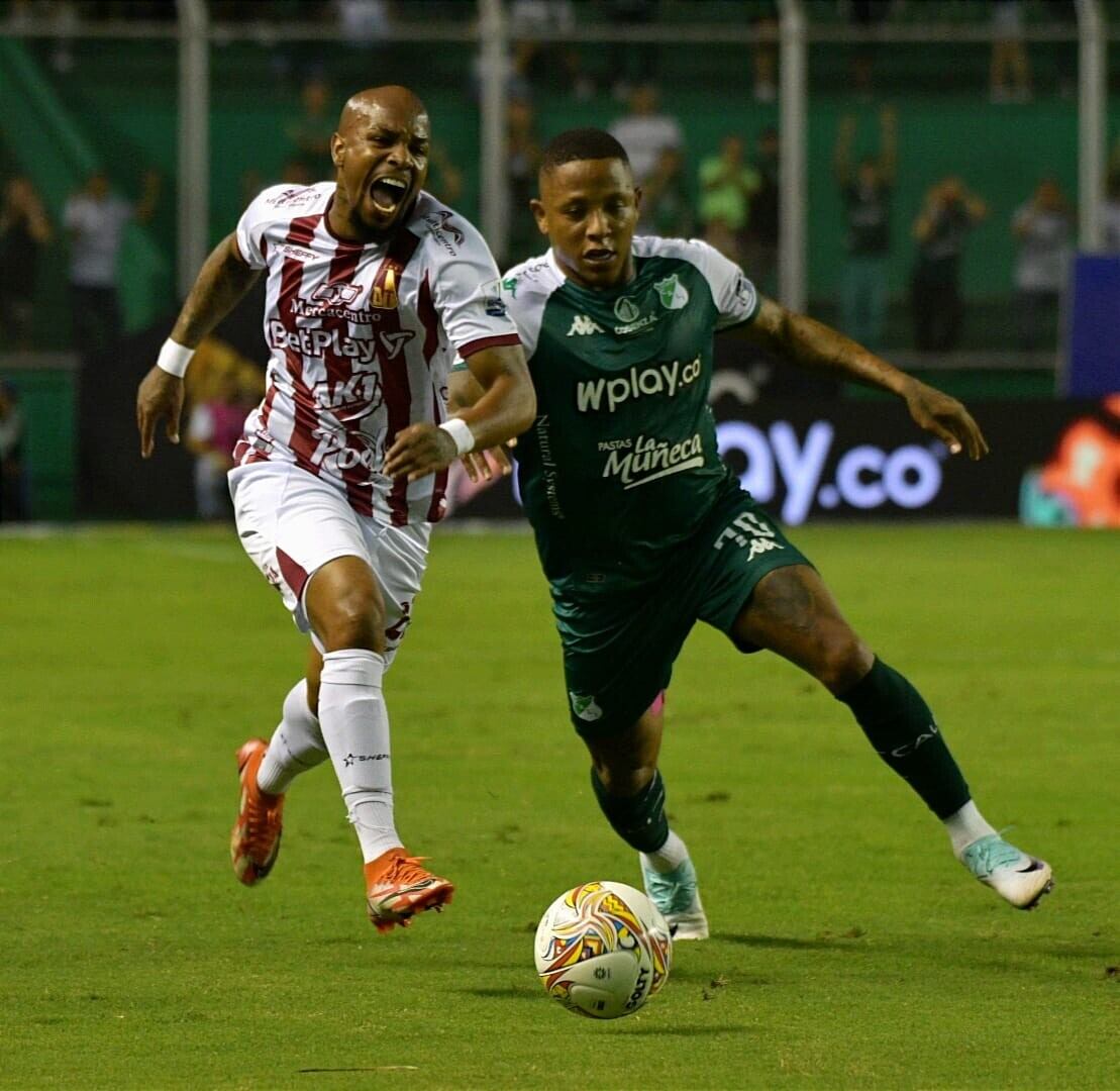 Deportivo Cali y Deportes Tolima jugando su partido en el estadio de Palmaseca.