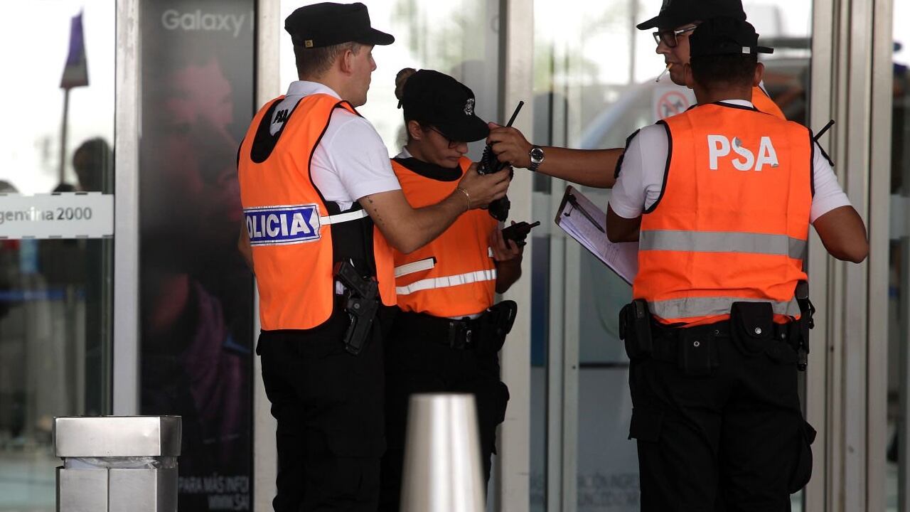 Los implicados llegaron al aeropuerto de Ezeiza y fueron retenidos por las autoridades de Argentina (foto de referencia).