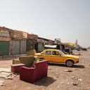Un hombre sentado frente a tiendas cerradas en Jartum, Sudán, el lunes 17 de abril de 2023.