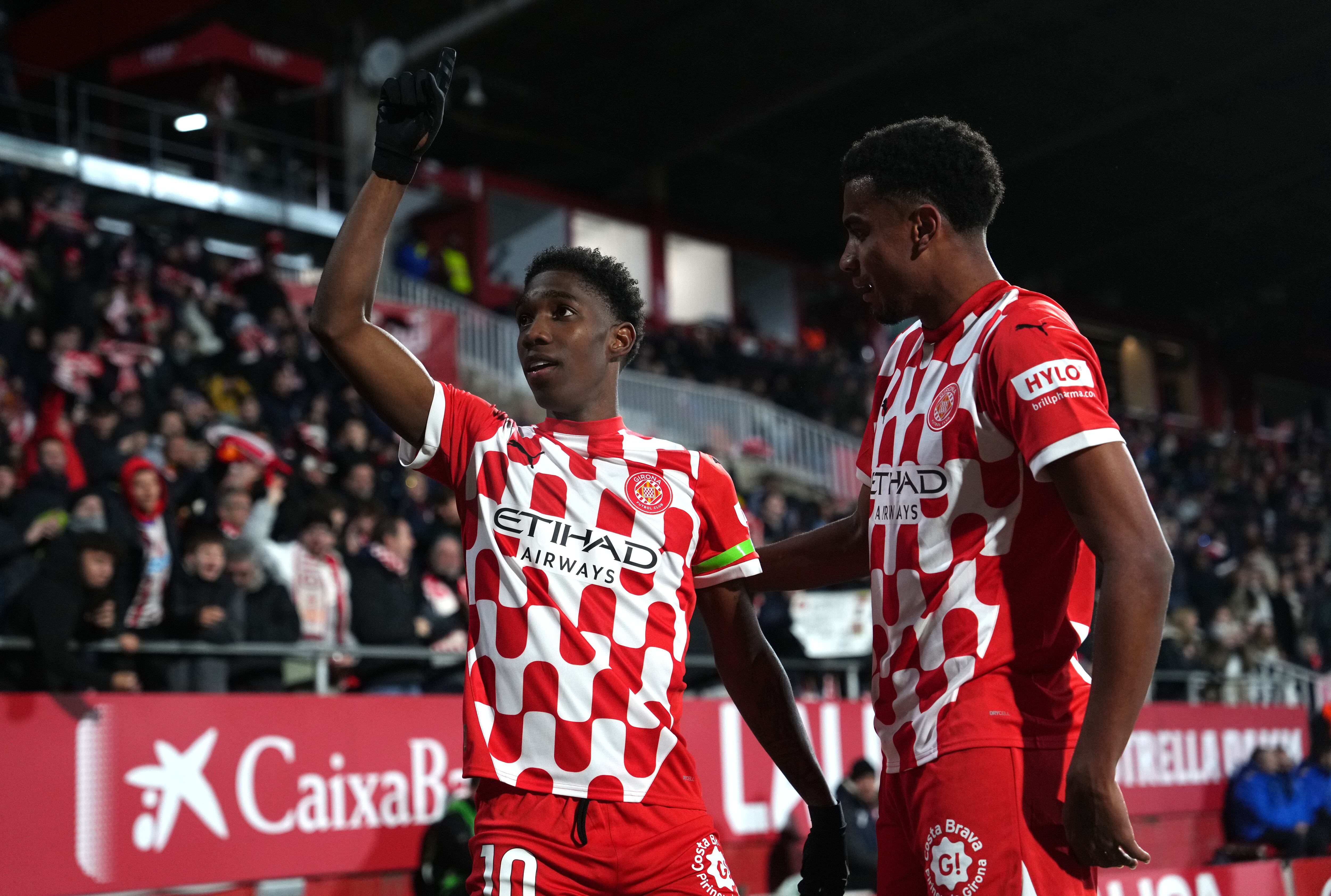 Yaser Asprilla del Girona FC celebra marcar el segundo gol de su equipo con su compañero Jhon Solís durante el partido de LaLiga entre el Girona FC y la UD Las Palmas en el estadio Montilivi el 03 de febrero de 2025 en Girona, España.