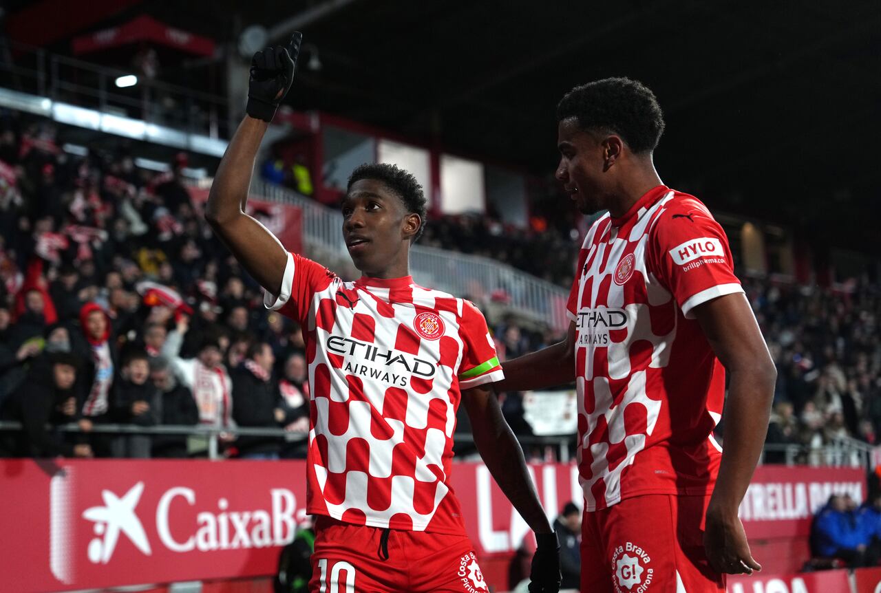 Yaser Asprilla del Girona FC celebra marcar el segundo gol de su equipo con su compañero Jhon Solís durante el partido de LaLiga entre el Girona FC y la UD Las Palmas en el estadio Montilivi el 03 de febrero de 2025 en Girona, España.