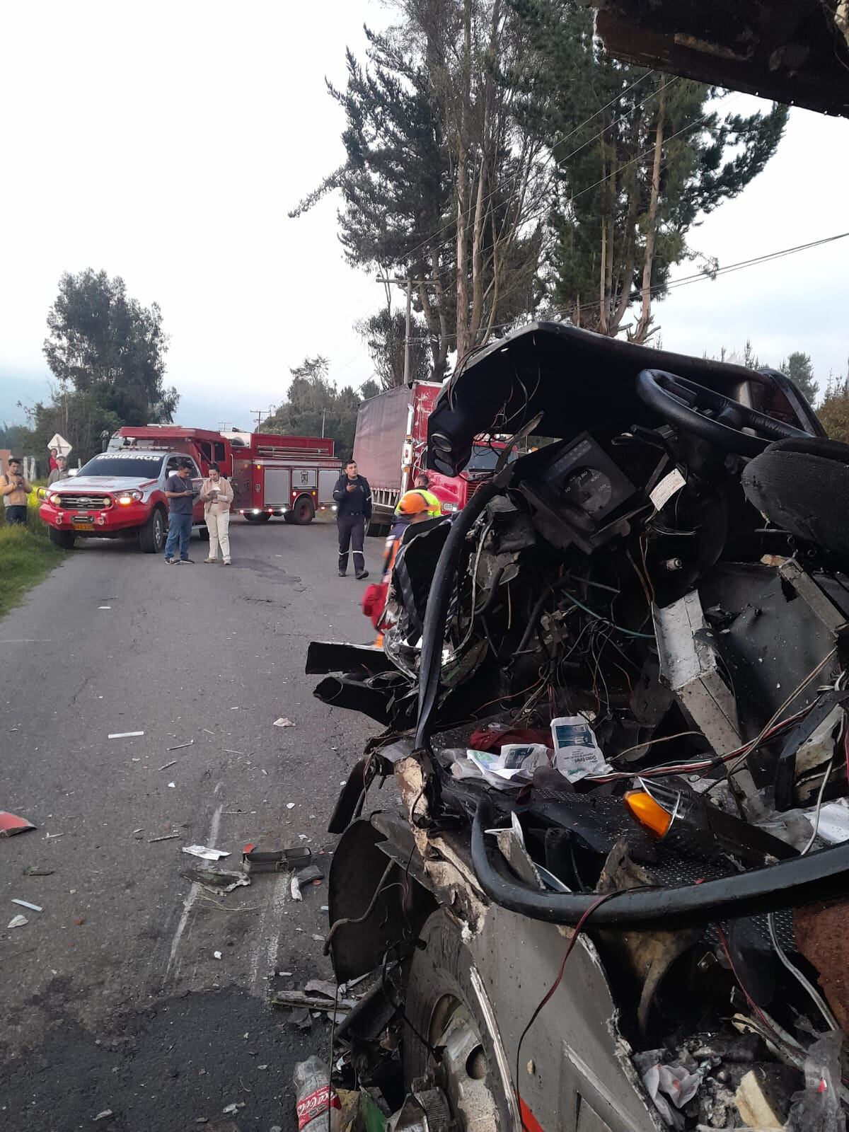 Bus de pasajeros chocó contra un camión en las vías de Cundinamarca.