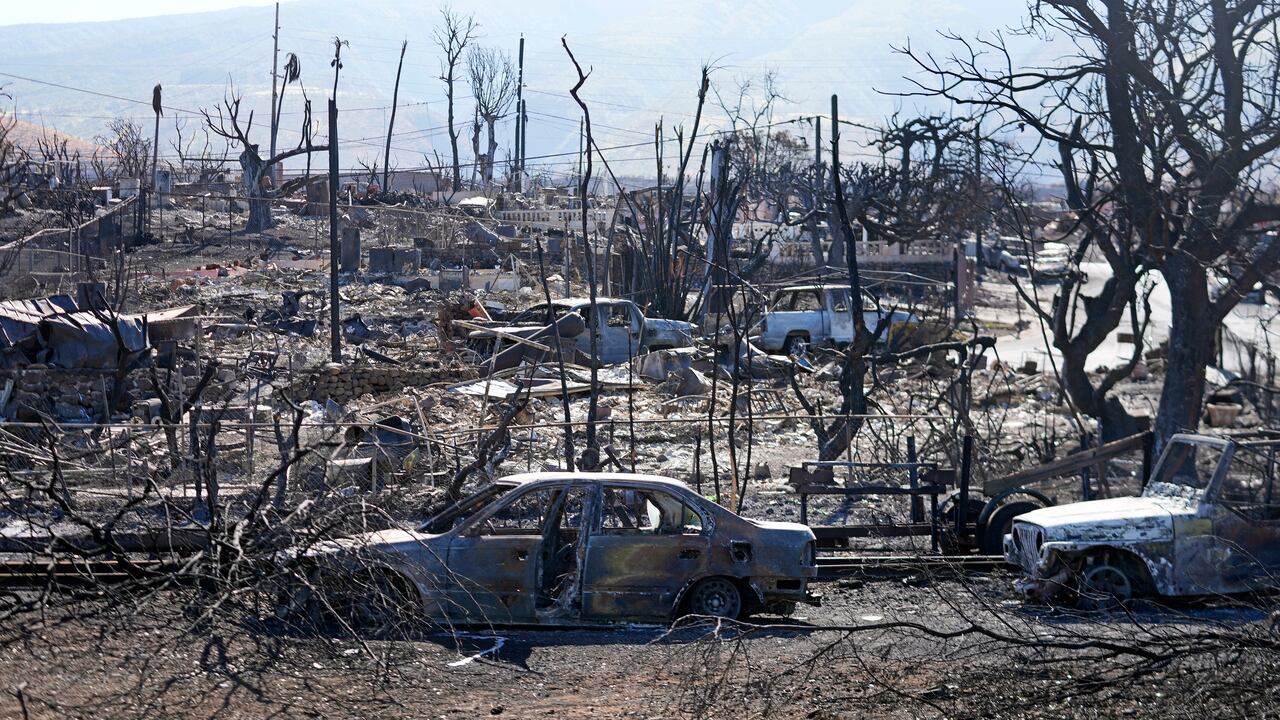 Casas destruidas y vehículos incinerados, este es el panorama de los incendios en Hawái.