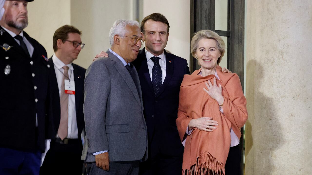 El presidente francés Emmanuel Macron (C) está junto a la presidenta de la Comisión Europea, Ursula von der Leyen (R), y el presidente del Consejo Europeo, Antonio Costa (L), después de una cumbre informal de líderes europeos para discutir la situación en Ucrania y la seguridad europea en el Palacio del Elíseo en París el 17 de febrero de 2025. Los líderes europeos debían reunirse en París el 17 de febrero de 2025 para abordar el cambio de política de Washington en la guerra en Ucrania, mientras Gran Bretaña se declaraba lista para enviar tropas de mantenimiento de la paz a Ucrania. (Foto de Ludovic MARIN / AFP)