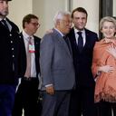 El presidente francés Emmanuel Macron (C) está junto a la presidenta de la Comisión Europea, Ursula von der Leyen (R), y el presidente del Consejo Europeo, Antonio Costa (L), después de una cumbre informal de líderes europeos para discutir la situación en Ucrania y la seguridad europea en el Palacio del Elíseo en París el 17 de febrero de 2025. Los líderes europeos debían reunirse en París el 17 de febrero de 2025 para abordar el cambio de política de Washington en la guerra en Ucrania, mientras Gran Bretaña se declaraba lista para enviar tropas de mantenimiento de la paz a Ucrania. (Foto de Ludovic MARIN / AFP)