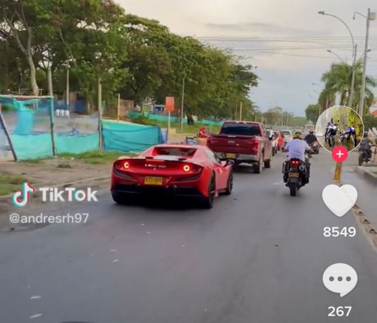 El Ferrari se robó las miradas por donde pasó.