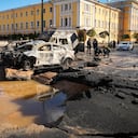 La policía revisa el lugar de un ataque ruso en Kiev, Ucrania, el lunes 10 de octubre de 2022. Varias explosiones golpearon Kiev, en un ataque ruso tras semanas de calma relativa en la capital ucraniana. (AP Foto/Efrem Lukatsky)