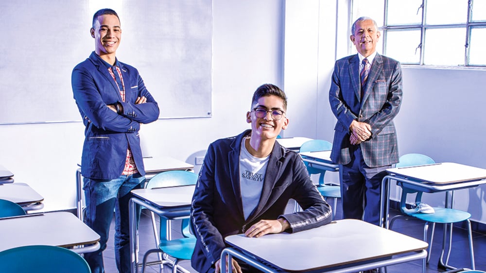 Daniel Lenis, exalumno; Henry Romero, rector del Liceo Campo David, y Santiago Caicedo, exalumno. Los estudiantes obtuvieron algunos de los mejores Icfes.