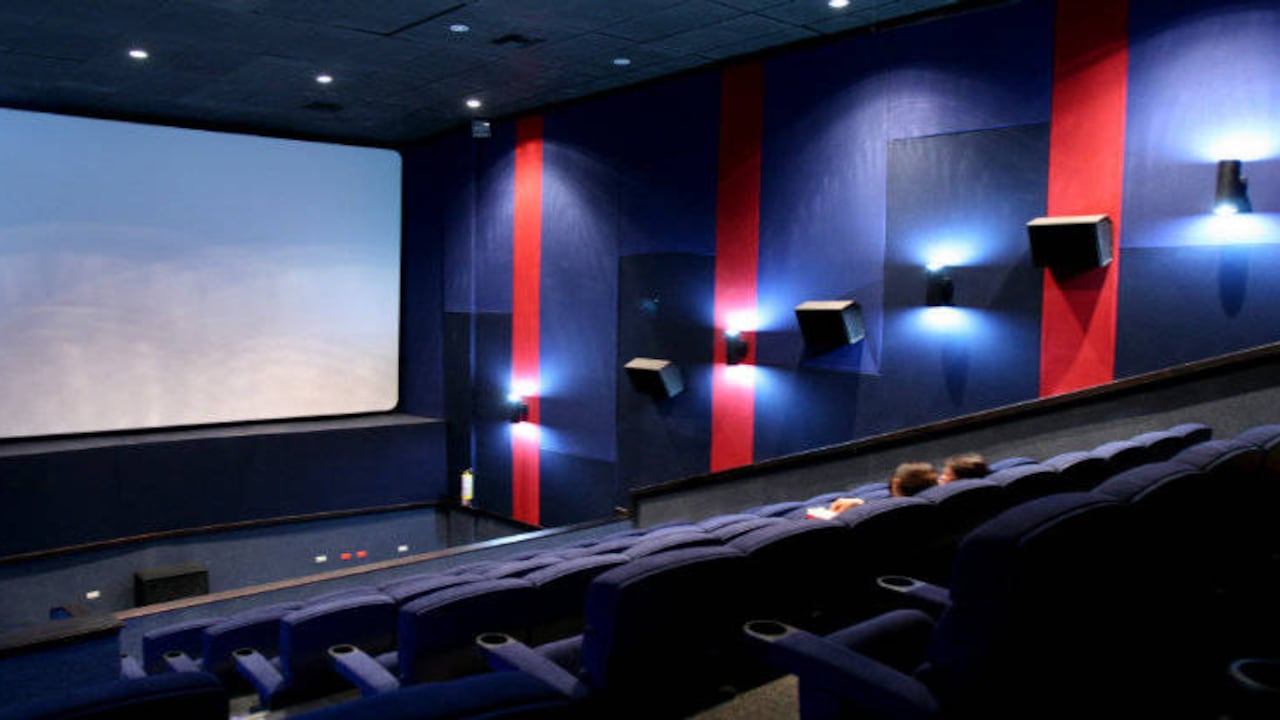 Los grandes conglomerados del cine y la televisión se replantean sus ideas de negocio. En el camino, cientos de personas pierden su empleo.