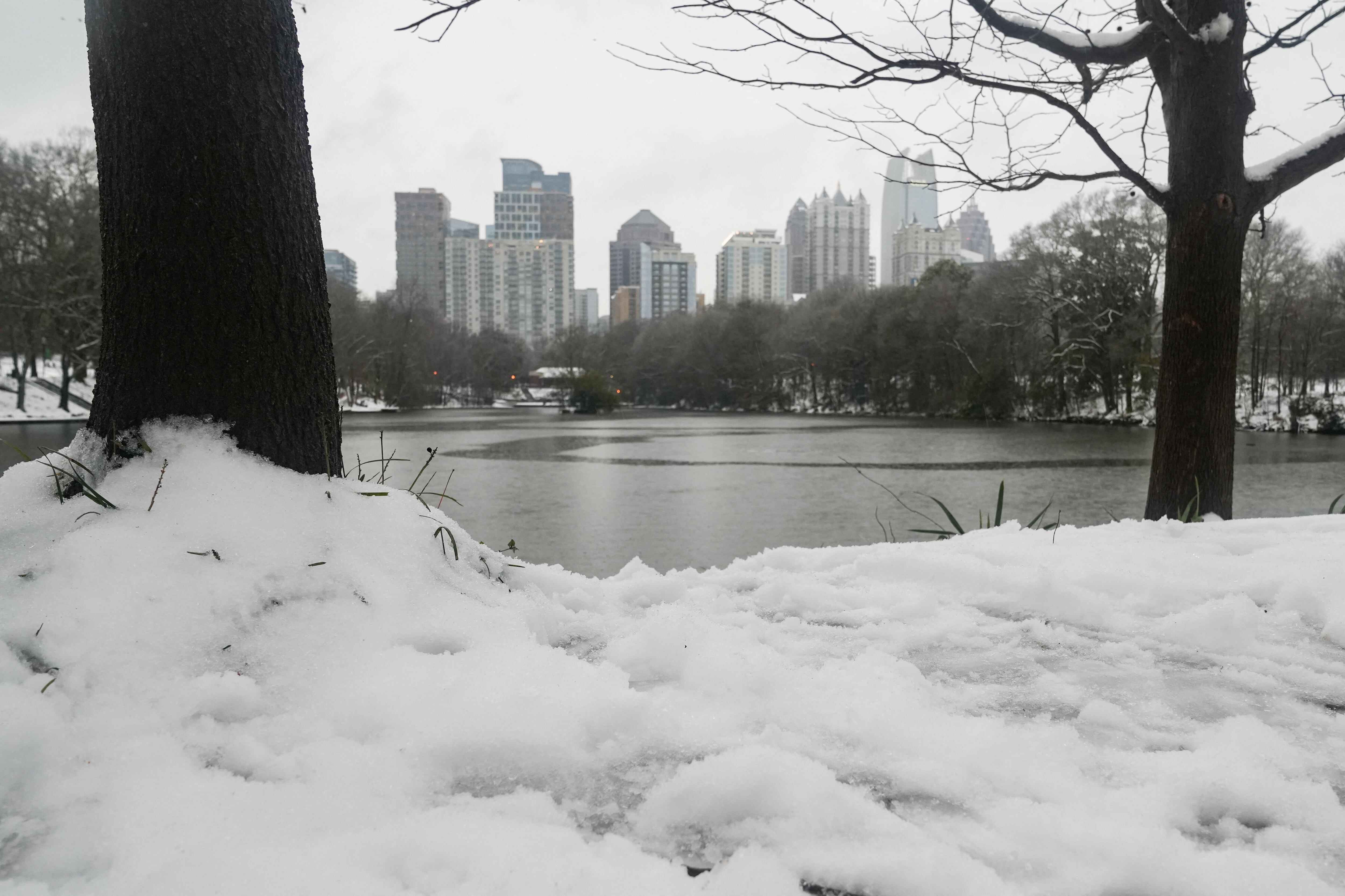 ATLANTA, GEORGIA - 10 DE ENERO: El horizonte de Atlanta está enmarcado por la nieve luego de una tormenta de nieve el 10 de enero de 2025 en Atlanta, Georgia. Atlanta ha experimentado una cantidad significativa de nieve, pero se está preparando para el hielo que se espera que venga después.   Megan Varner/Getty Images/AFP (Foto de Megan Varner / GETTY IMAGES NORTEAMÉRICA / Getty Images vía AFP)