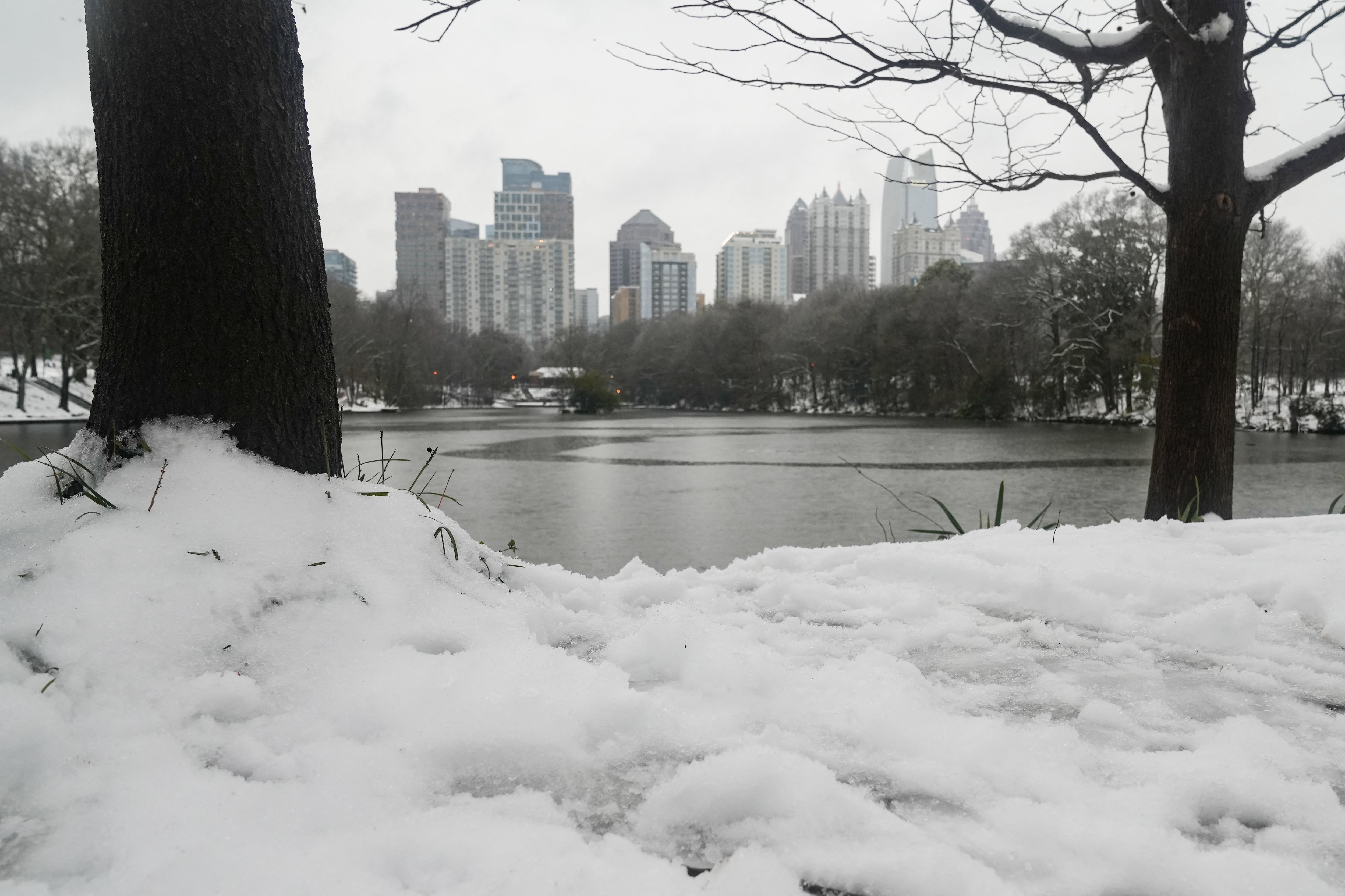 ATLANTA, GEORGIA - 10 DE ENERO: El horizonte de Atlanta está enmarcado por la nieve luego de una tormenta de nieve el 10 de enero de 2025 en Atlanta, Georgia. Atlanta ha experimentado una cantidad significativa de nieve, pero se está preparando para el hielo que se espera que venga después. Megan Varner/Getty Images/AFP (Foto de Megan Varner / GETTY IMAGES NORTEAMÉRICA / Getty Images vía AFP)