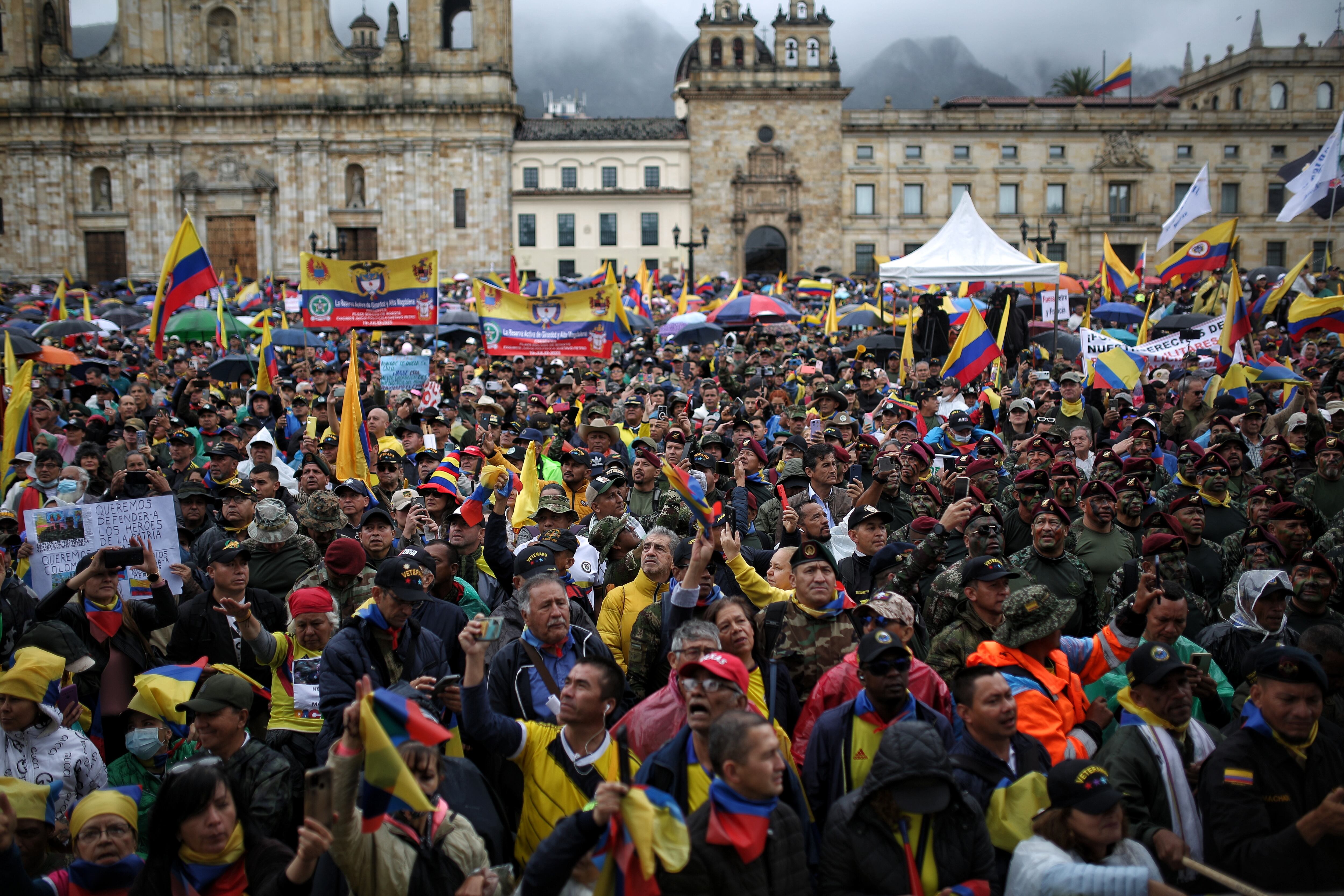 Plantón reservas de las fuerzas militares