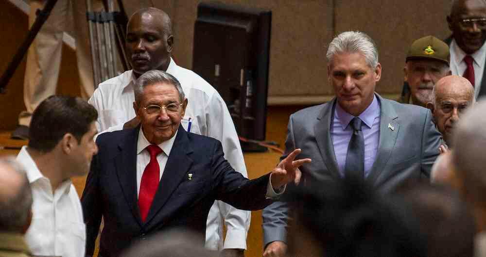 El presidente saliente Raúl Castro y el entrante, Miguel Díaz-Canel.