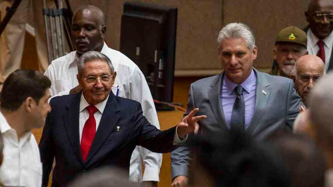El presidente saliente Raúl Castro y el entrante, Miguel Díaz-Canel.