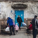 Una familia saca sus pertenencias de su casa de Severodonetsk, tras anunciarse oficialmente la evacuación de la ciudad, a 24 de febrero de 2022, en Severodonetsk, Oblast de Lugansk (Ucrania). Las autoridades de Ucrania han confirmado este jueves la muerte de cerca de 40 personas, entre ellos diez civiles, a consecuencia de la ofensiva militar lanzada por Rusia contra el país, incluidos cerca de 20 muertos a causa de un bombardeo contra un puesto militar en Odesa. Tras el ataque de Rusia hacia Ucrania, miles de personas han huido del Donbass, región al este del país.
24 FEBRERO 2022;UCRANIA;EVACUACIÓN;RUSIA;ATAQUE;POBLACIÓN
Diego Herrera / Europa Press
(Foto de ARCHIVO)
24/2/2022