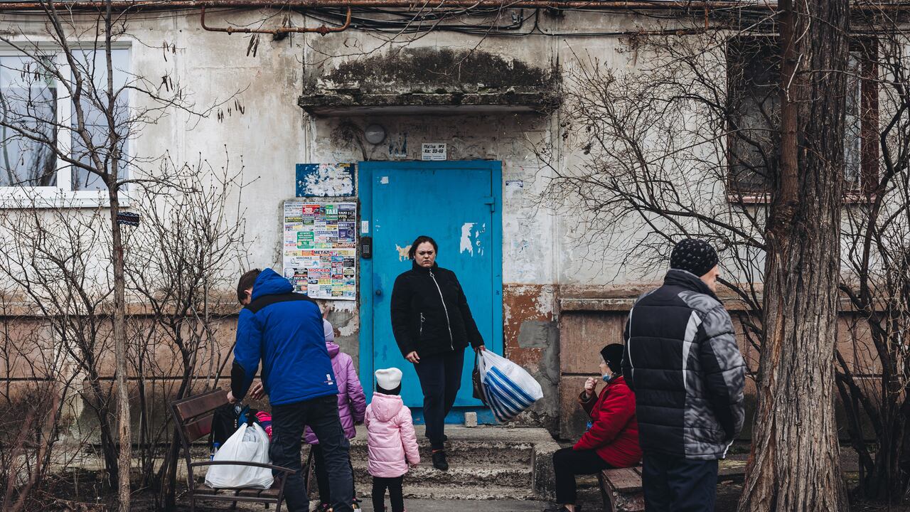 Una familia saca sus pertenencias de su casa de Severodonetsk, tras anunciarse oficialmente la evacuación de la ciudad, el 24 de febrero de 2022, en Severodonetsk, Oblast de Lugansk (Ucrania).