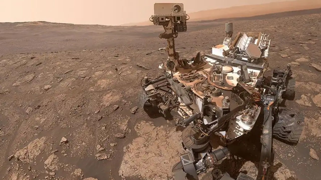 El róver Curiosity exploró el Cráter Gale de Marte en busca de moléculas orgánicas compatibles con la vida.