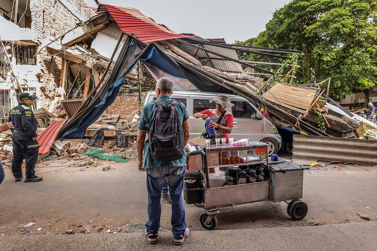 Tras el terremoto, otras personas salen a trabajar intentando continuar con su vida.