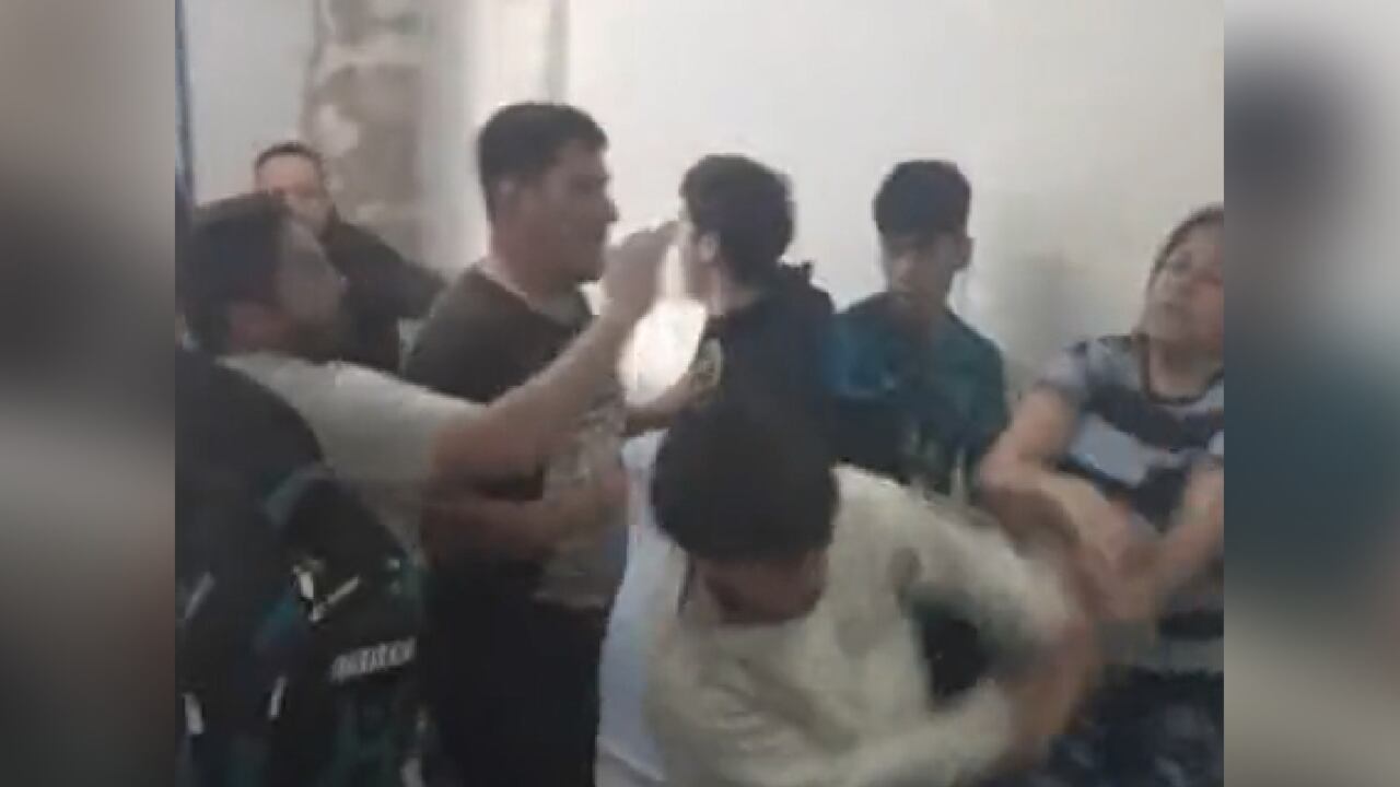 Mujer arremete contra estudiante en Argentina presuntamente porque le hacía bullying a su hijo.