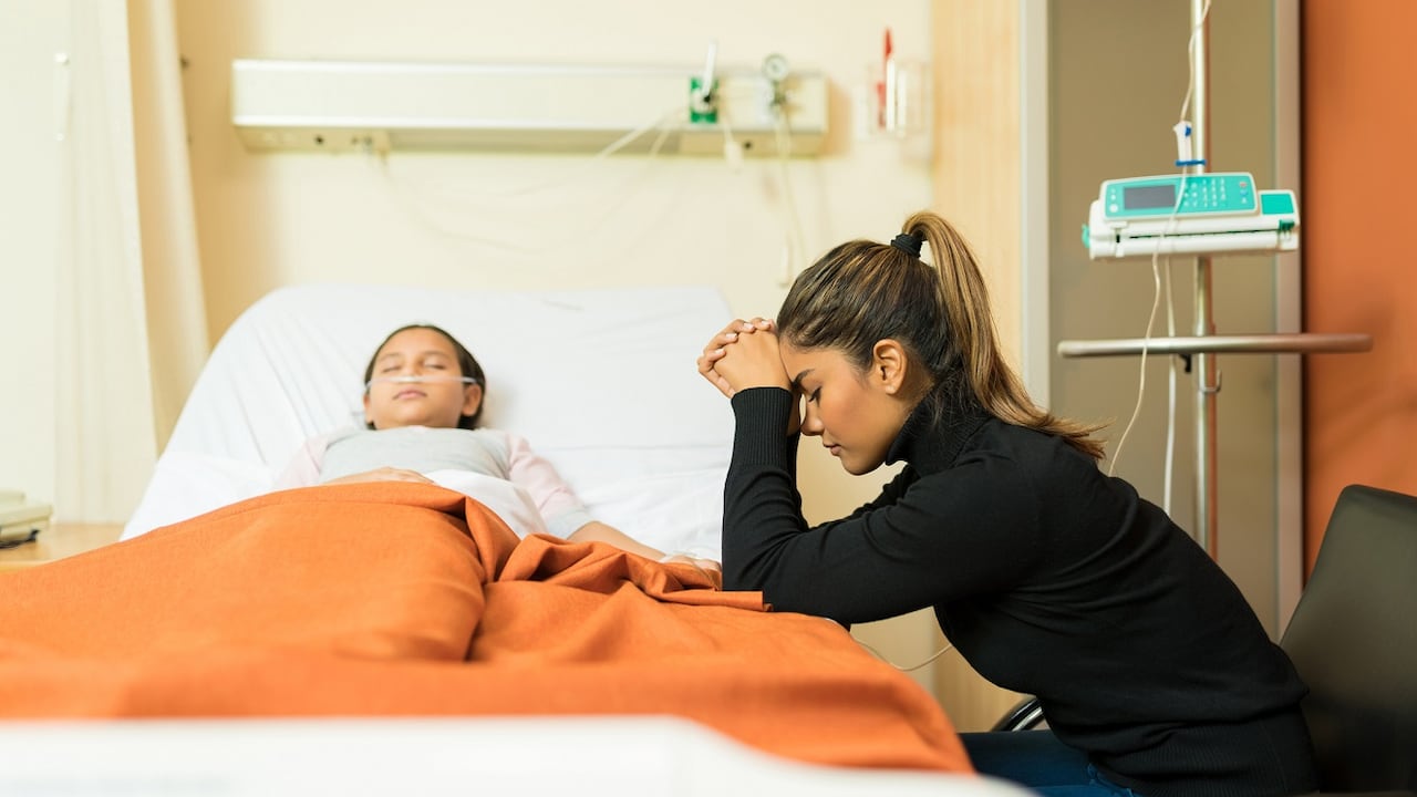 Las oraciones por los enfermos son una forma para ayudarlos a superar sus afecciones.