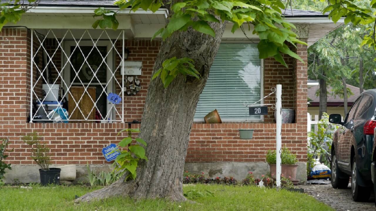 La entrada principal de una casa conectada con el presunto responsable de tiroteo en un centro comercial, Mauricio García.