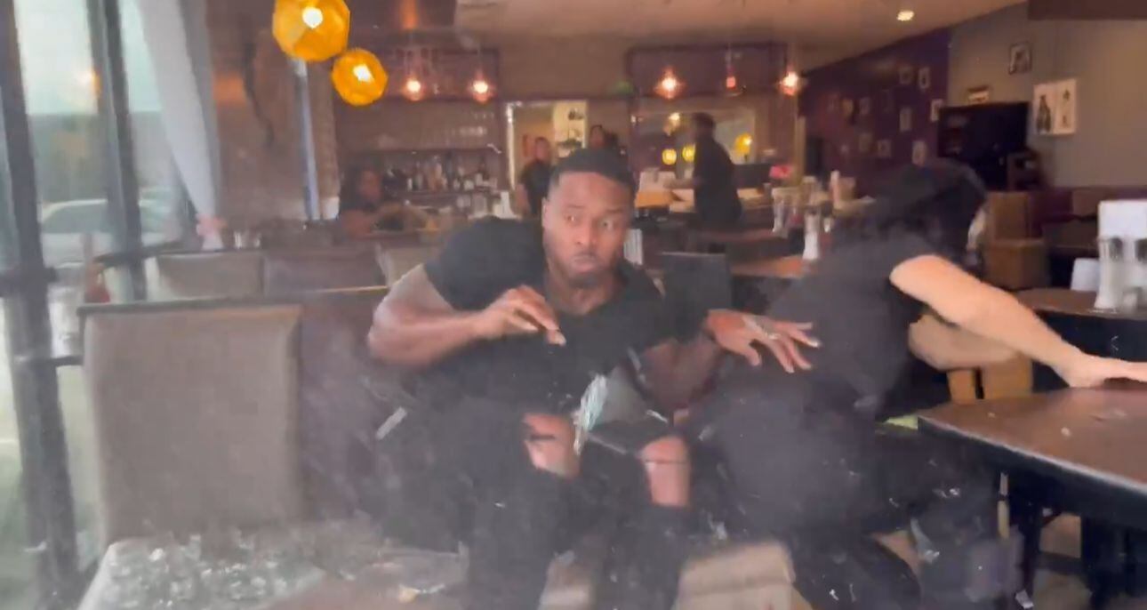 El vehículo impactó justo en la mesa donde se encontraban comiendo