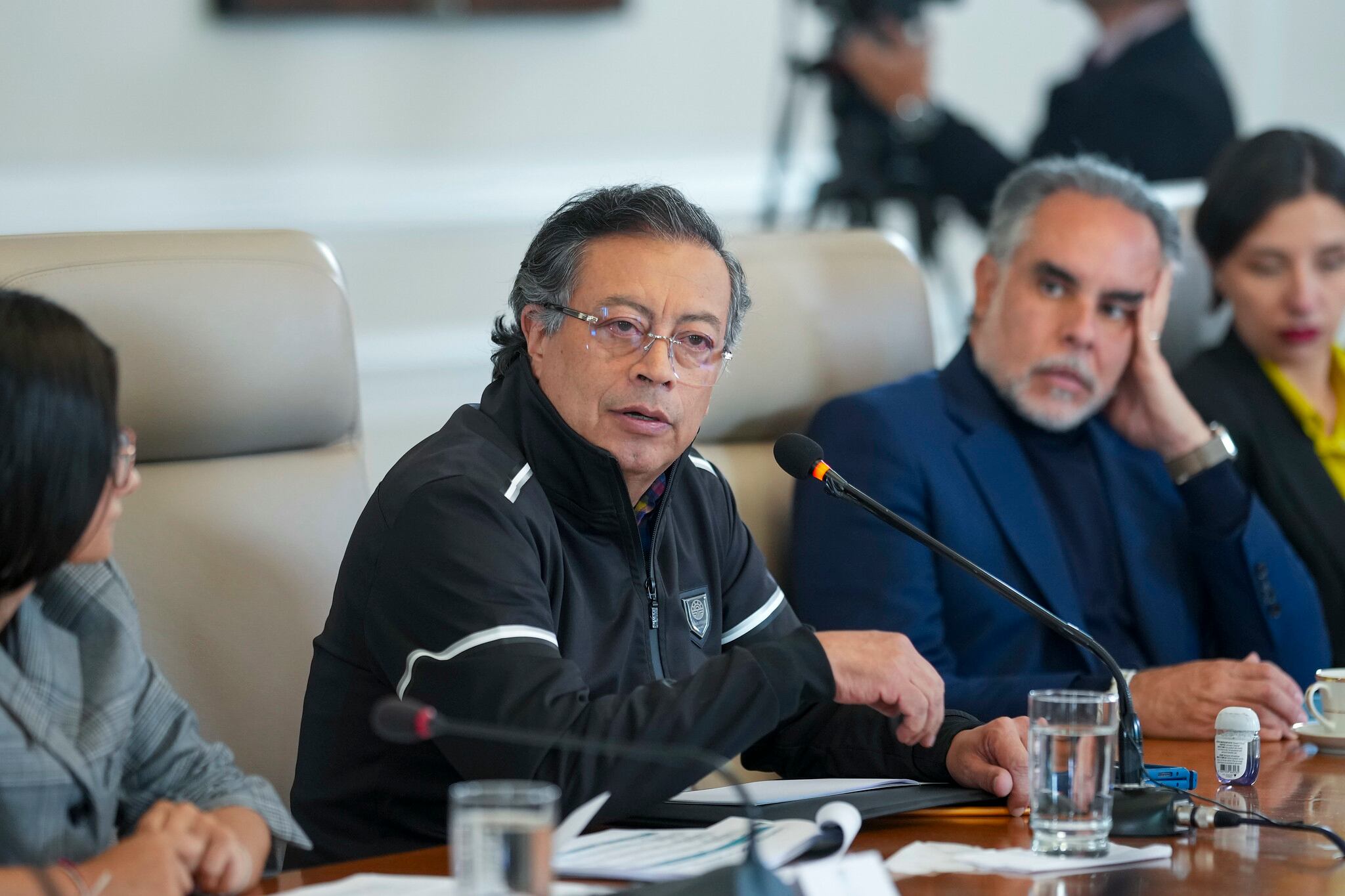Angie Rodríguez, directora del Dapre; Gustavo Petro, presidente de Colombia y Armando Benedetti, ministro del Interior, en el consejo de ministros del 25 de marzo de 2025, en Bogotá