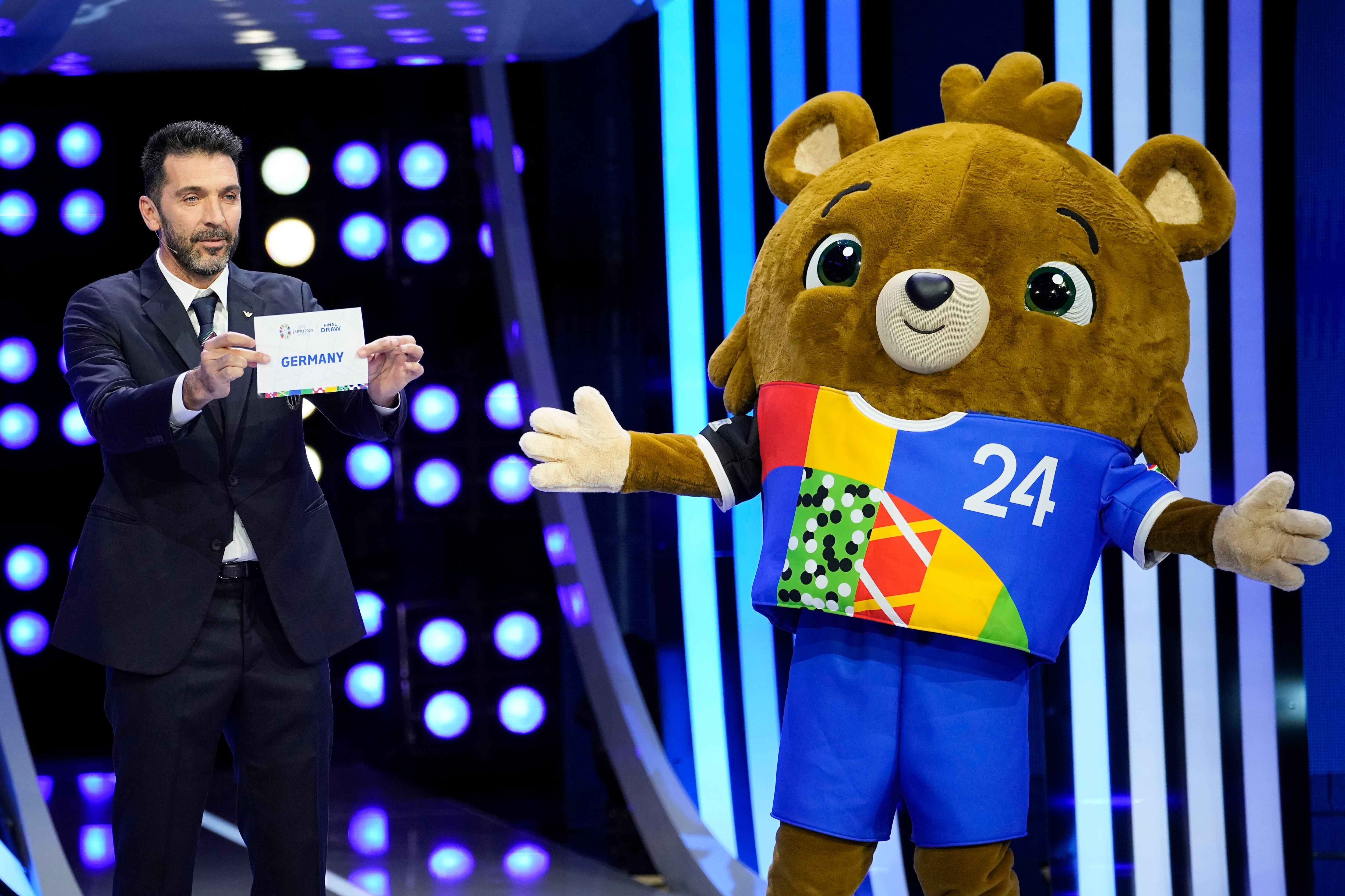El ex futbolista Gianluigi Buffon sostiene el nombre de Alemania durante el sorteo de la final del torneo de fútbol UEFA Euro 2024 en Hamburgo, Alemania, el sábado 2 de diciembre de 2023. (Foto AP/Martin Meissner)