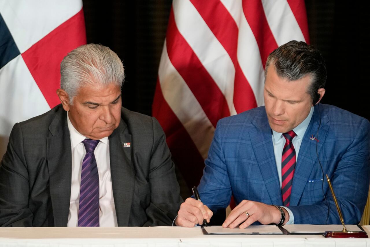 El secretario de Defensa de Estados Unidos, Pete Hegseth (derecha), firma un acuerdo junto al presidente panameño, José Raúl Mulino, en la Ciudad de Panamá, el miércoles 9 de abril de 2025. (Foto AP/Matías Delacroix)