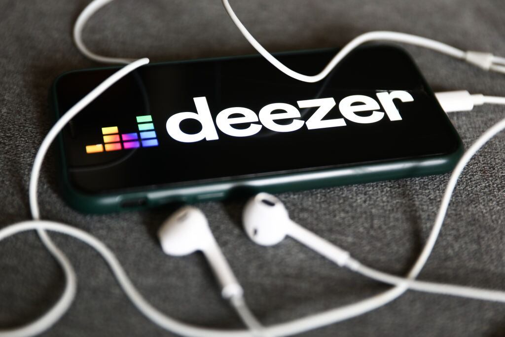 La comparación entre Spotify y Deezer revela divergencias clave en sus estrategias, desde la oferta de música gratuita hasta las características de alta definición en la calidad del sonido.