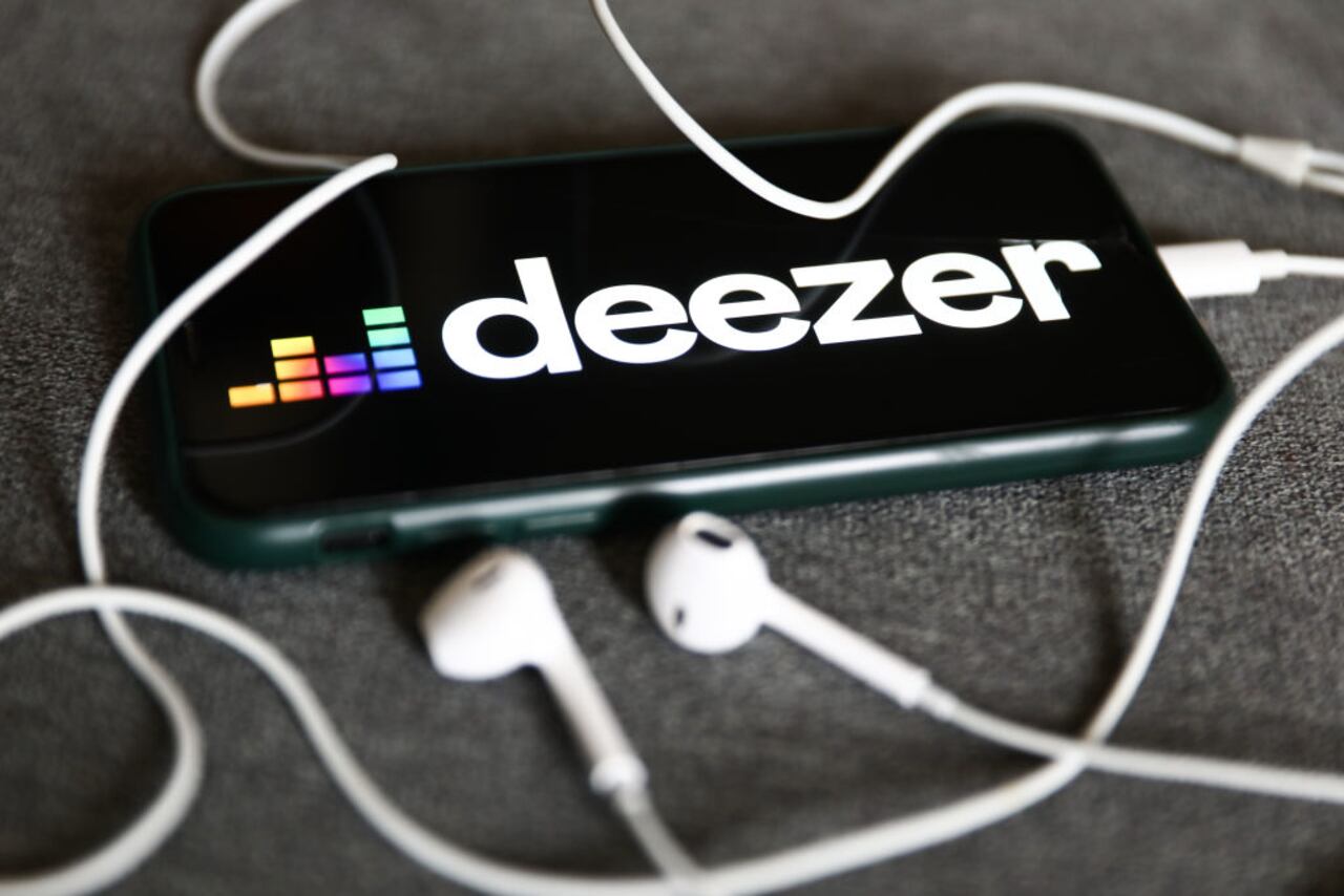 La comparación entre Spotify y Deezer revela divergencias clave en sus estrategias, desde la oferta de música gratuita hasta las características de alta definición en la calidad del sonido.