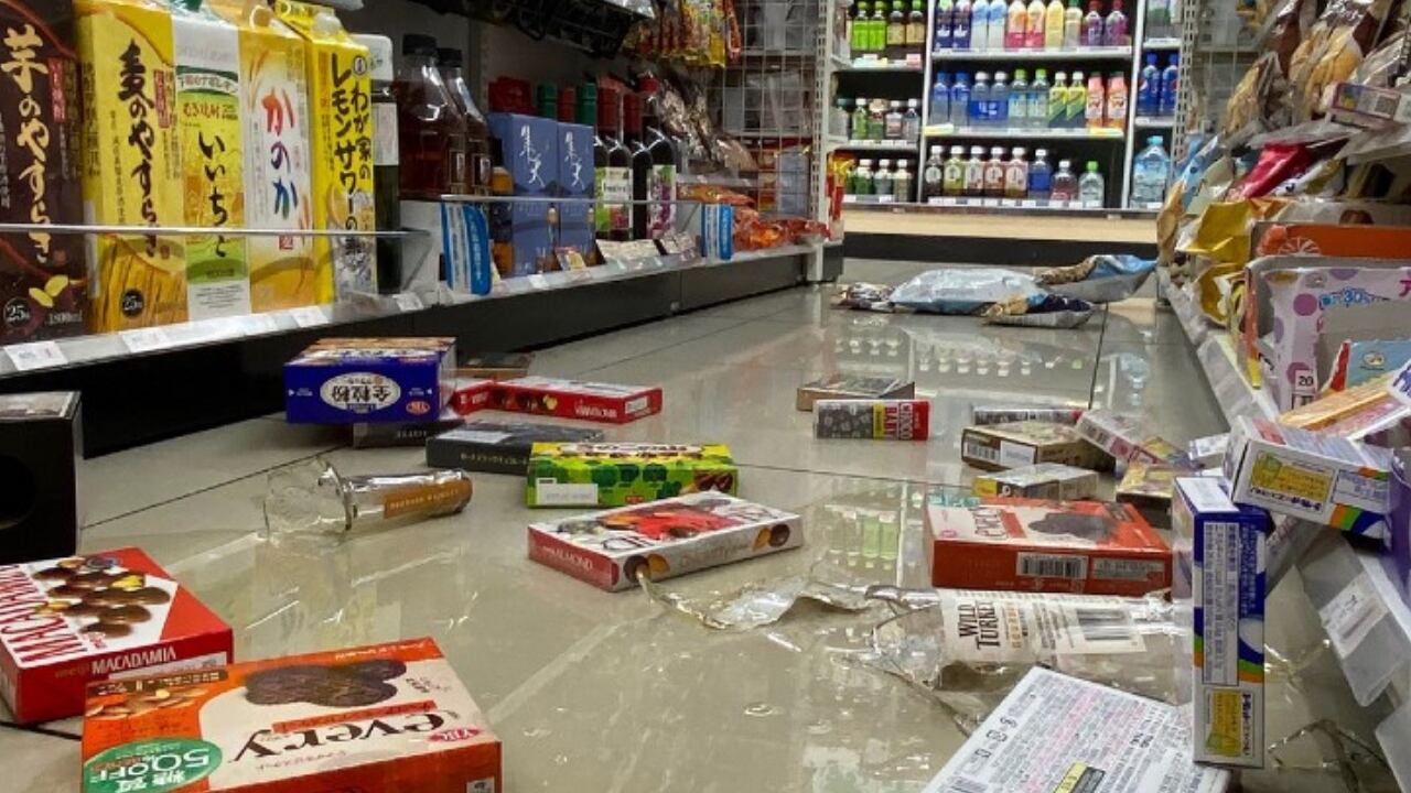 Varios elementos quedaron tirados en el piso de un supermercado en Japón tras el terremoto registrado
