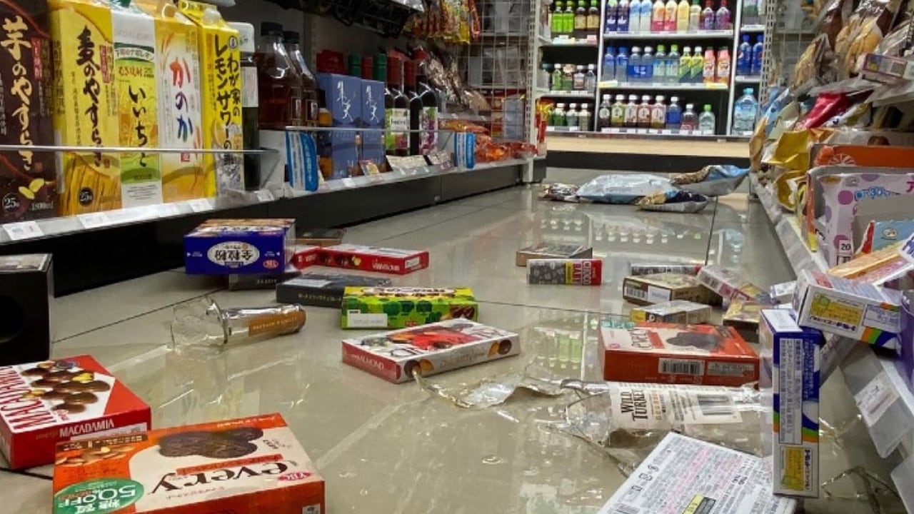 Varios elementos quedaron tirados en el piso de un supermercado en Japón tras el terremoto registrado