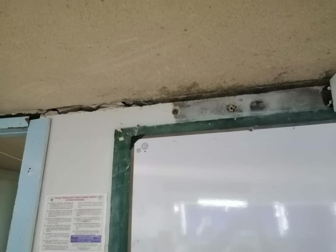 Las paredes tienen filtraciones de agua.