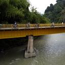 Actualmente por el puente Barragán circulan peatones, bicicletas y motos. Foto: Luis Troches El País